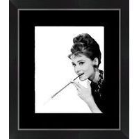 Affiche encadrée Audrey Hepburn - Fume cigarette - 24x30 cm (Cadre Tucson)